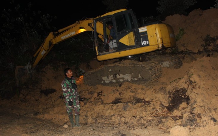 Satgas TMMD 112 Kerja Lembur Tuntaskan Pembuatan Parit