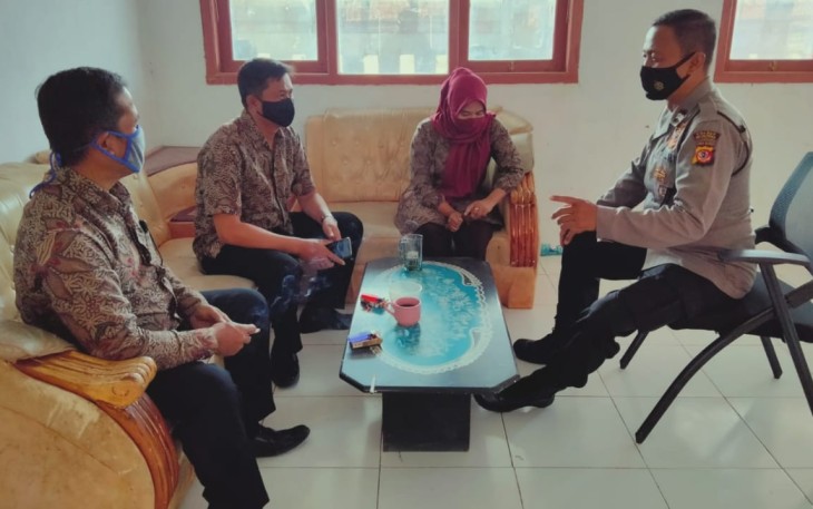 Kapolsek Lemahsugih-Polres Majalengka, Kanit Binmas Dengan HUMANIS Mengingatkan Warga di Wilkum Polsek Lemahsugih Patuhi Prokes Dan Terapkan 5M