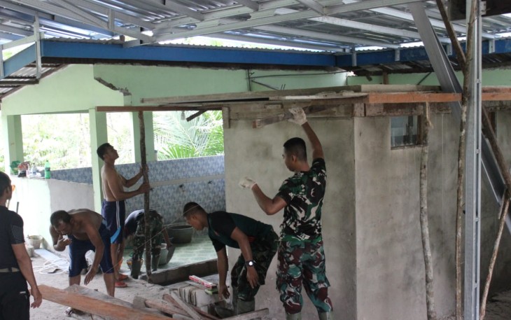 Personel TMMD Lepas Kerangka Boplang Dak Kamar Mandi Masjid Al Ikhlas
