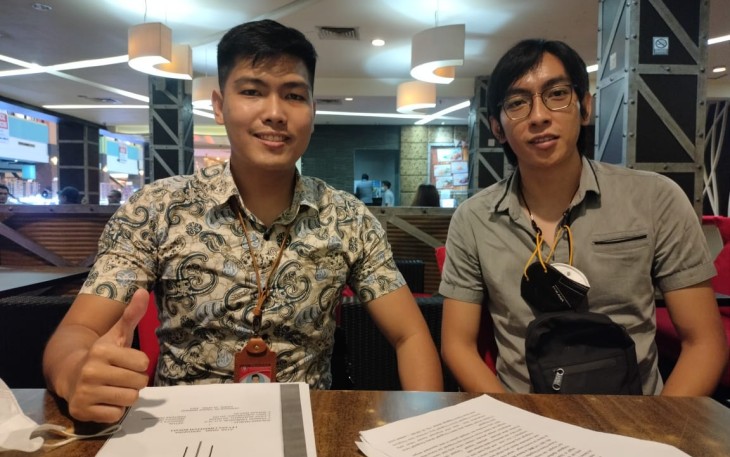Marshall Tambajong SH kiri mendampingi kliennya Bryen kanan saat konferensi pers