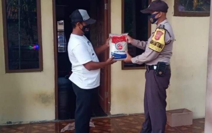 Polsek Palasah Bagikan Bansos Ke-Warga Tak Mampu Melalui Bhabinkamtibmas 'Door To Door'