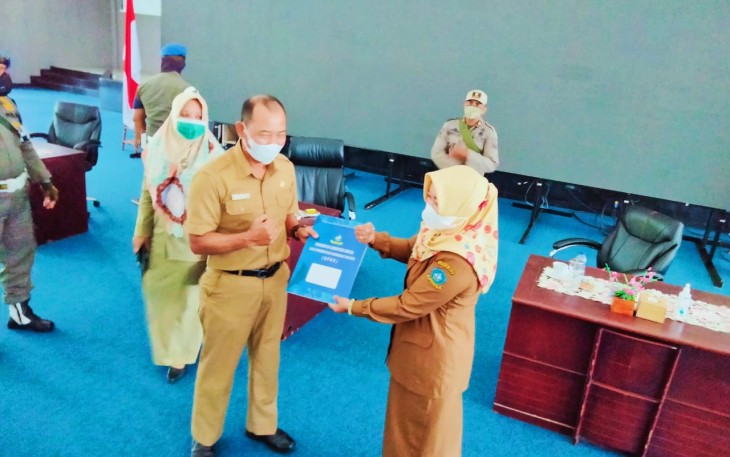 Sekda Bintan serahkan surat pemberhentian sementara  kades ke camat