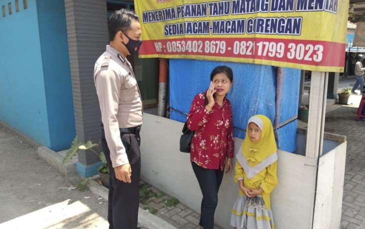 habinkamtibmas Polsek Palasah Dengan Humanis Tegur Warga Tidak Menggunakan Masker