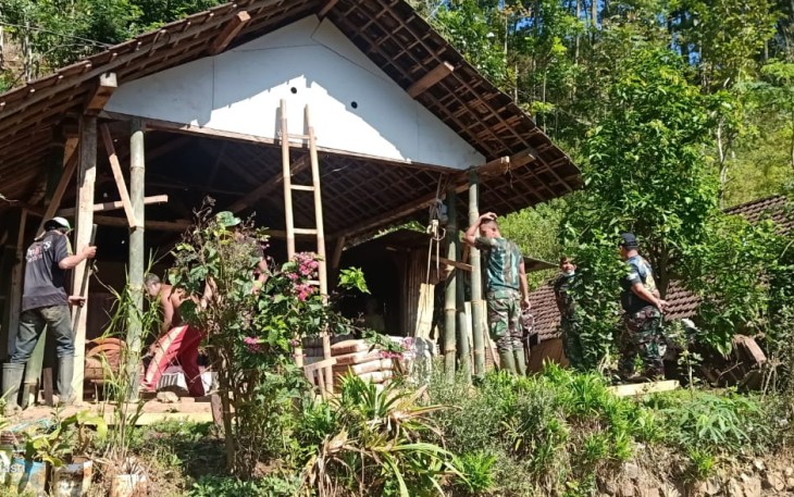 Tangga bambu saksi bisu dalam pengerjaan RTLH di TMMD 112
