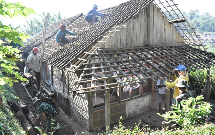 Harunya Warga Rumah Dibongkar TNI