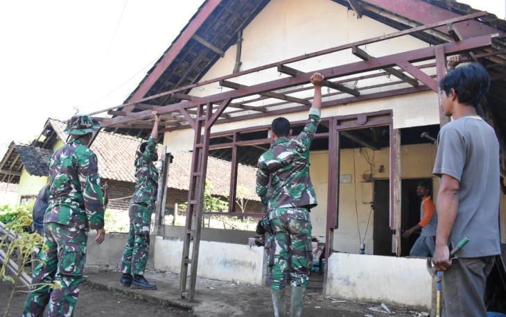 Atap Rumah Lapuk Mulai Sirna