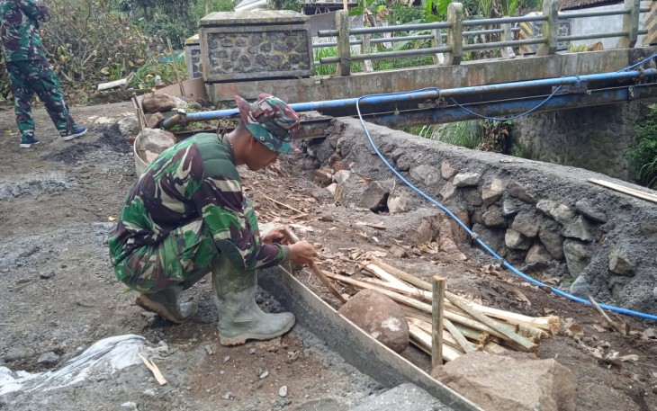 Satgas Bantu Pemasangan Mal untuk Pengecoran jalan di TMMD 112