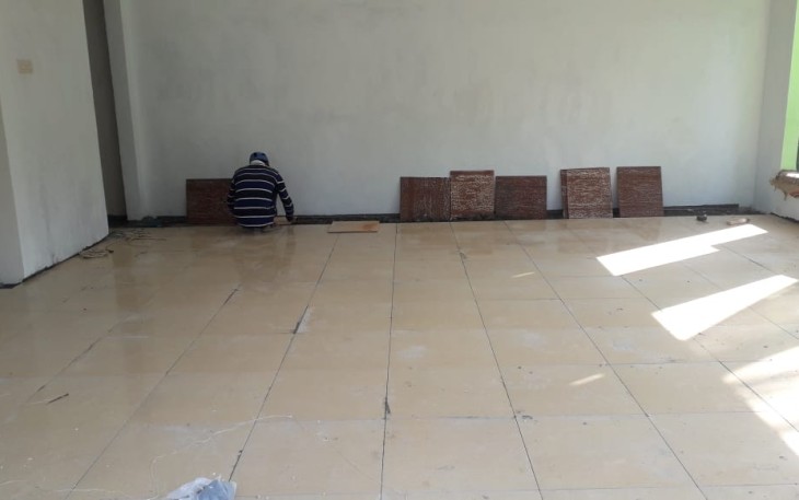 Lantai Keramik Untuk Musala Al-Iklas 