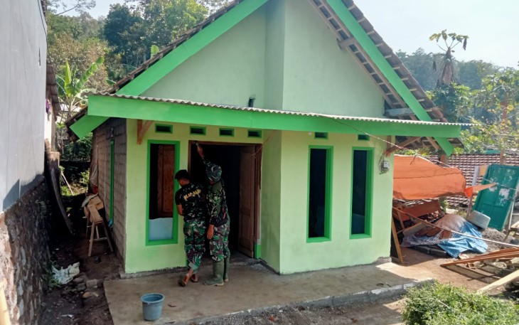 Proses Finishing Pengecetan Oleh Satgas TMMD 112