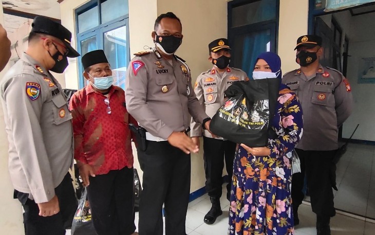 Kapolsek Sukahaji Dampingi Penyaluran Bansos Taruna Akabri 1989 Untuk Warga Terdampak Covid-19