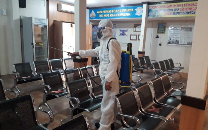 Sat Lantas Polres Kendal Lakukan Penyemprotan Disinfektan di Ruang Pelayanan