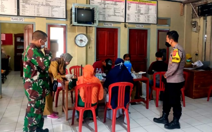 Kapolsek Maja- Polres Majalengka, Melalui Angggota Bhabinkamtibmas Bersama Bhabinsa Sebagai Bukti Sinergitas TNI & POLRI, Pantau Giat Vaksinasi Covid -19 Di DS.Binaan