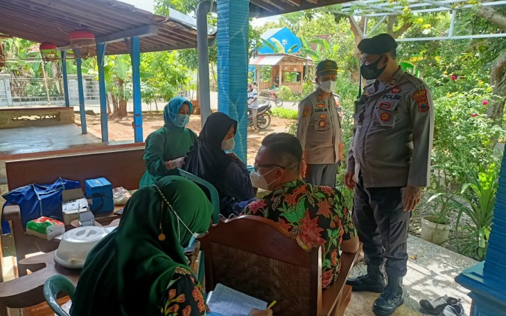 Polsek Pegandon Disiplinkan Prokes dan Kawal Vaksinasi di Kecamatan Pegandon