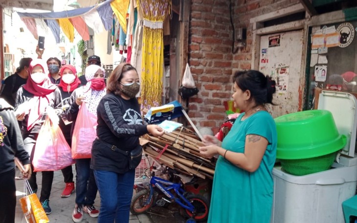 Anggota DPRD Jatim Agatha Retnosari Saat Membagikan Masker 