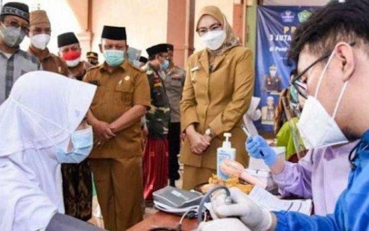 Bupati Purwakarta Anne Ratna Mustika Menyaksikan Proses Vaksinasi Santri 