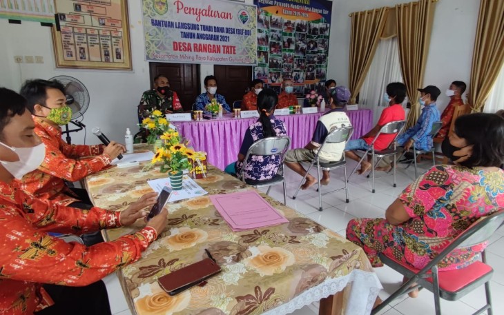 Babinsa Lakukan Pendampingan BLT DD Tahap 2 Desa Rangan Tate