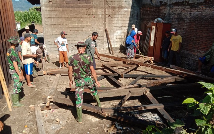Gotong Royong Terwujud di Pembongkaran Rumah di TMMD 112 Tulungrejo