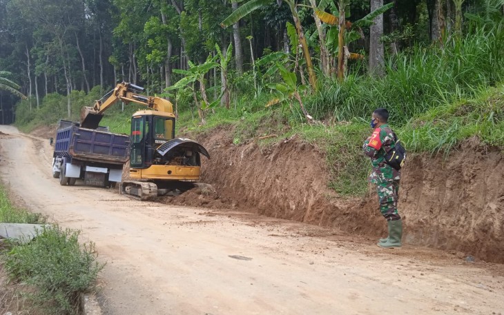 Exavator Alat Berat Penunjang Keberhasilan Pekerjaan Program Fisik di TMMD 112