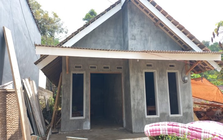 Teras Rumah Ibu Sumiati Tergarap Dengan Apik