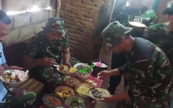 Kehangatan Suasana Sarapan Pagi Satgas TMMD 112