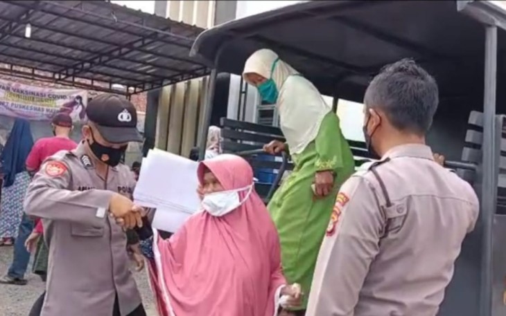 Polsek Maja Antar Jemput Lansia Ikuti Vaksinasi di Puskesmas Maja
