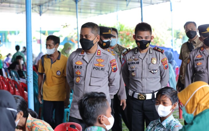 Kapolres Klaten Meninjau Pelaksanaan Vaksin Covid-19 Dosis 2 di Sebuah SMP