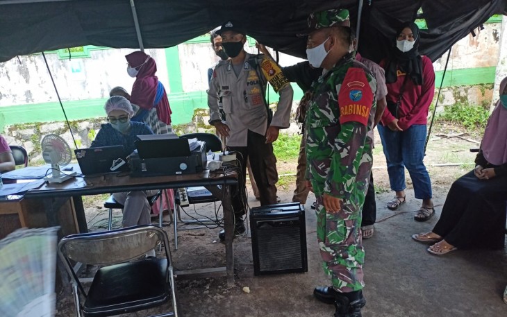 Babinsa dan Bhabinkamtibmas Petuk Katimpun Dampingi 120 Warga Jalani Vaksinasi 
