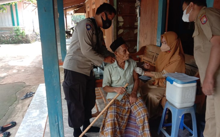 Polsek Pegandon Kawal Vaksinasi Door To Door Untuk Ratusan Lansia Di Wilayah Ngampel