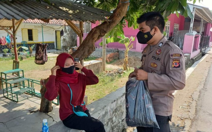 Bhabinkamtibmas Polsek Kasokandel Bagikan Masker Gratis ke Masyarakat Upaya Pencegahan Penularan Covid-19