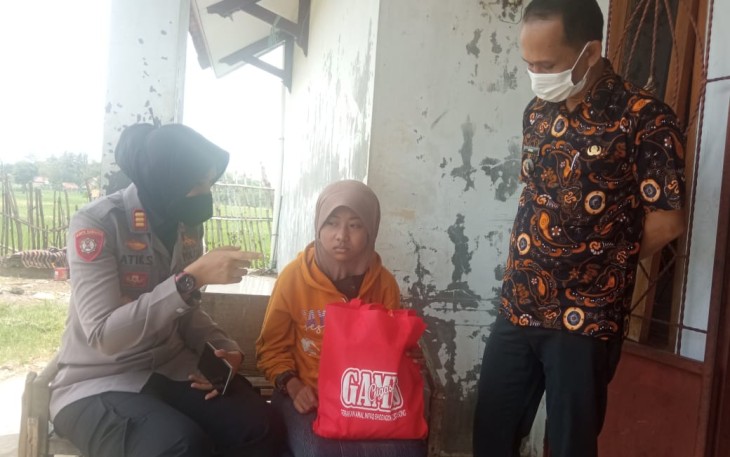 Polsek Cigasong Bersama Muspika Salurkan Bansos Untuk Warga