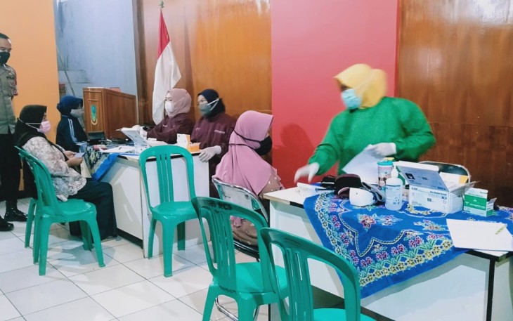 Kapolsek Kadungora Giat Monitoring Pelaksanaan Vaksinasi Kepada Masyarakat Umum Desa Rancasalak
