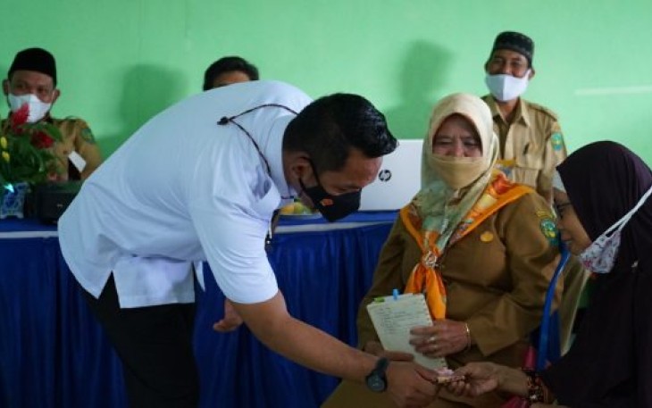 Warga Ikhlas Bersedekah, Helmi Hasan Bagi-Bagi Uang Titipan Allah Untuk Kebaikan