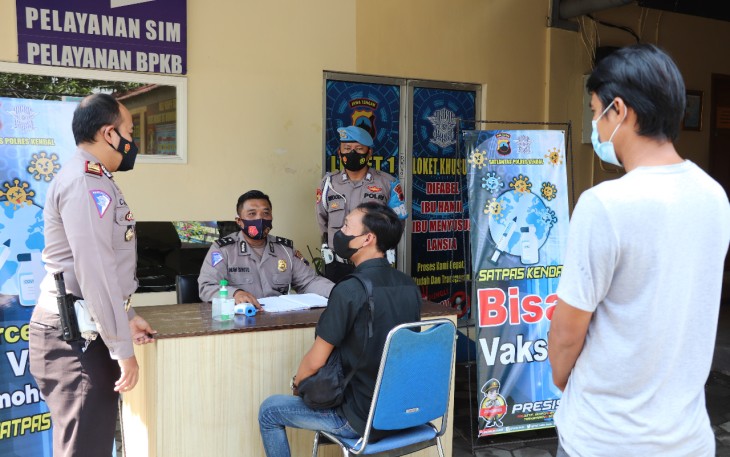Satlantas Polres Kendal melaksanakan kegiatan Vaksin bagi pemohon di Pelayanan SIM Satpas Kendal pada hari Selasa 22/6/2021.