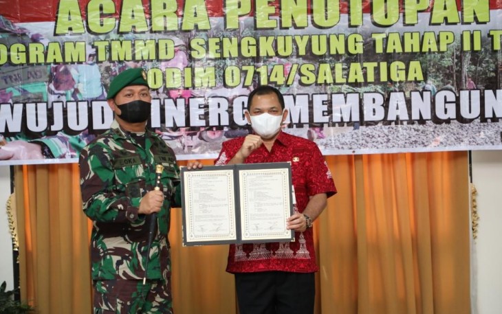 Penyerahan hasil TMMD Sengkuyung