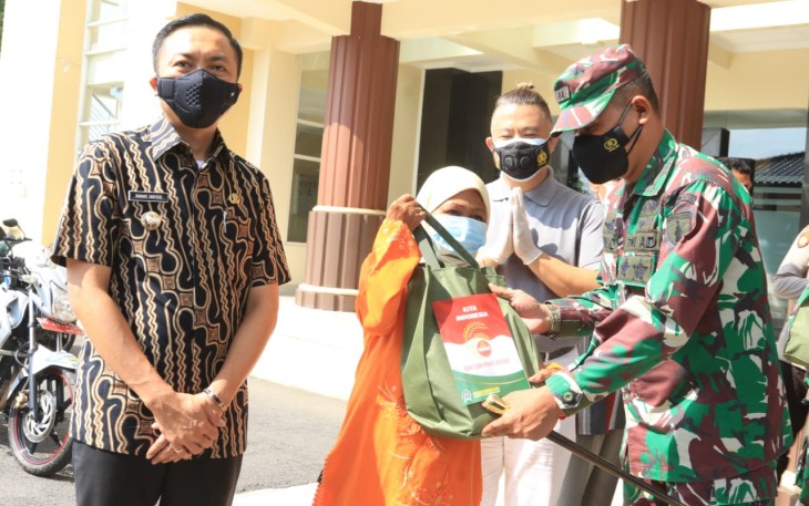 Pembagian beras untuk warga terdampak pandemi