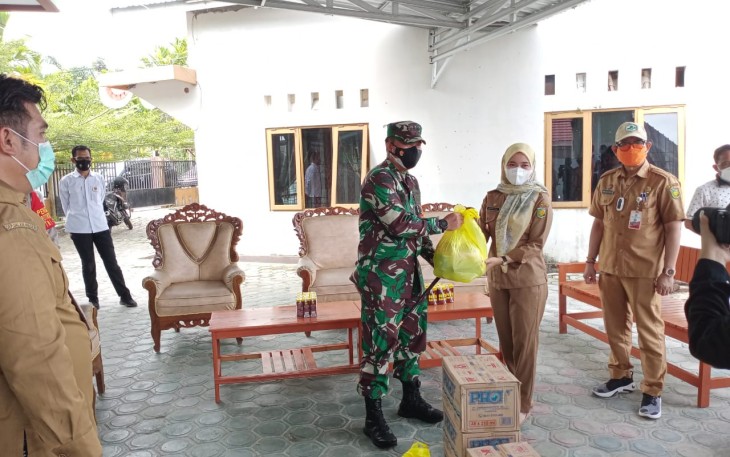 Dandim Bersama Forkopimda Palangka Raya Salurkan Bansos Bagi Warga Isoman
