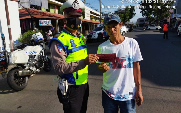 Polres Rejang Lebong Bagikan Bendera dan Masker
