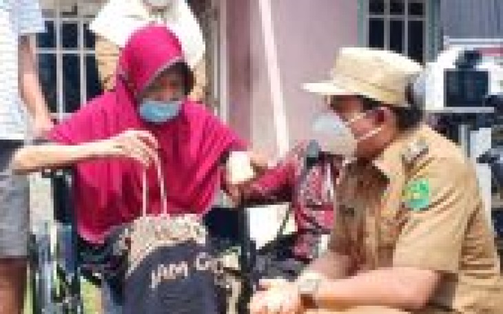 Wawali Antar Langsung Kursi Roda untuk Miharni. Dedy : Sekarang Pejabat yang Melayani