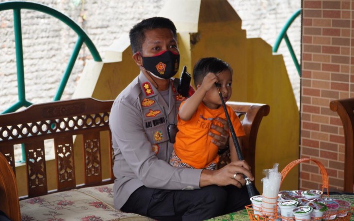 Kapolres Semarang AKBP Ari Wibowo S.I.K.,M.H. memangku salah satu anak yatim piatu di Kelurahan Tambakboyo Kecamatan Ambarawa dan Desa Derekan Kecamatan Bergas Kabupaten Semarang yang orang tuanya meninggal dunia karena terpapar Covid-19, Selasa (10/8/2021).