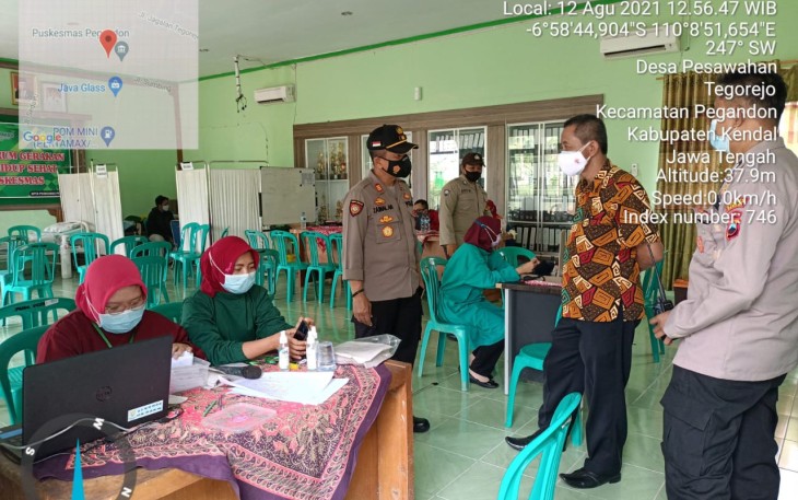Kapolsek Pegandon Akp Zainal Arifin S.H. laksanakan monitoring Vaksinasi Dosis I oleh Puskesmas Ngampel di Balai Desa Pegandon pada Hari Jumat, Tanggal 13/8/2021