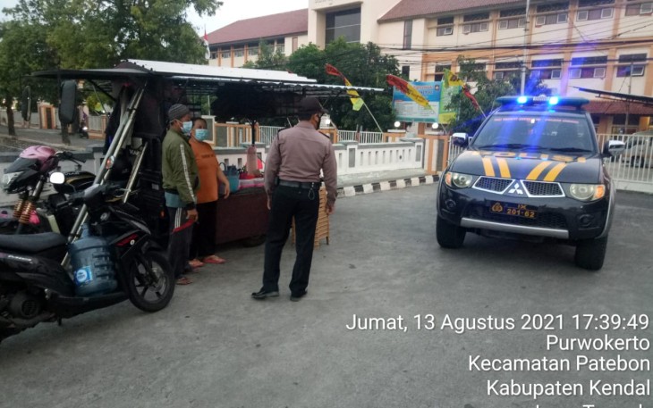 Polsek Patebon melakukan kegiatan Pemantauan dan Penindakan PPKM Darurat level 4 di Jl.Tembus Patebon-Desa Purwokerto dan Desa Jambearum Patebon. pada Sabtu (14/08/2021) 