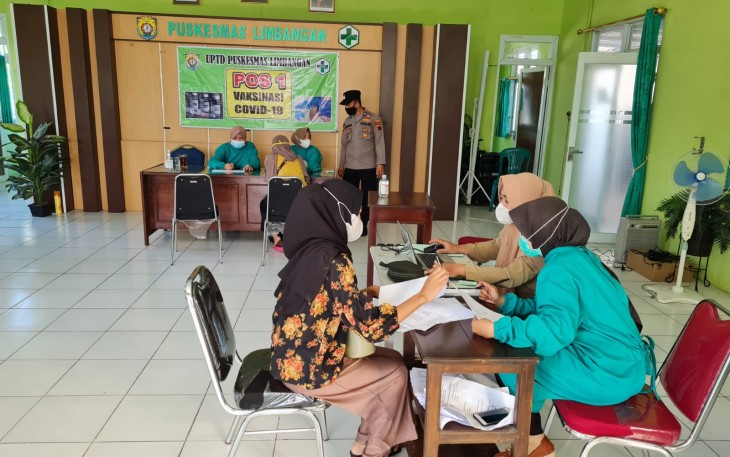 Polsek Limbangan melaksanakan giat monitoring  sekaligus pengamanan kegiatan vaksinasi covid-19 tahap II yang bertempat di Puskesmas Limbangan yang dilaksanakan oleh tim vaksinator Puskesmas Limbangan. 