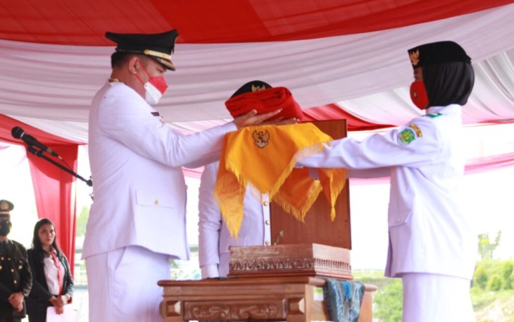 Wakil Bupati Bengkulu Tengah Pimpin Upacara Penurunan Bendera Merah Putih Dalam Rangka Hut Ke-76 Ri