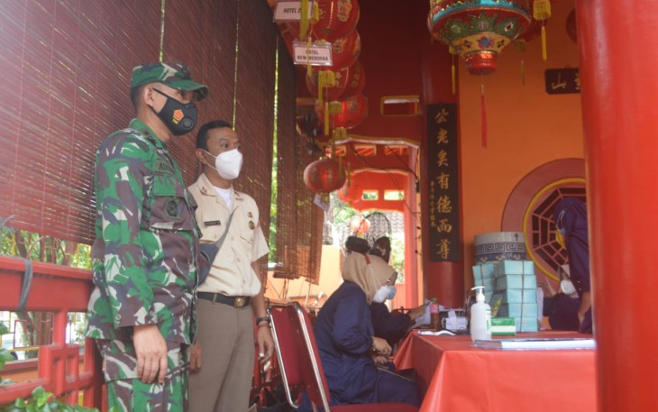 Pelaksanaan vaksinasi di Klenteng Hok Tik Bio 