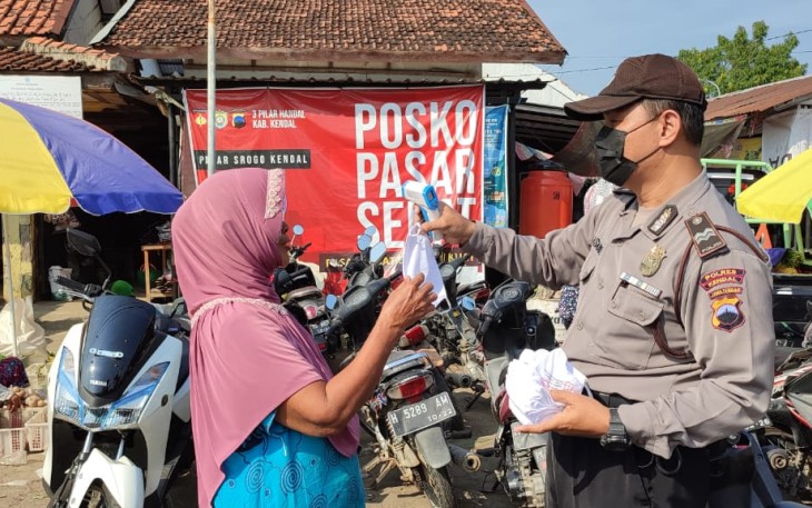 Polsek Brangsong Bagikan Masker dan Berikan Tempelan Stiker Kami Sudah Vaksin