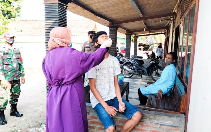 Babinsa Koramil 23/Kedewan Koptu Slamet Bersama Bhabinkamtibmas Tim Kesehatan Puskesmas Kedewan dan Pemerintah Desa (Pemdes) Wonocolo, melaksanakan pendampingan kegiatan pelacakan (Tracing) dan testing dengan Swab Antigen kepada 2 orang kontak erat dengan pasien terkonfirmasi positif covid-19