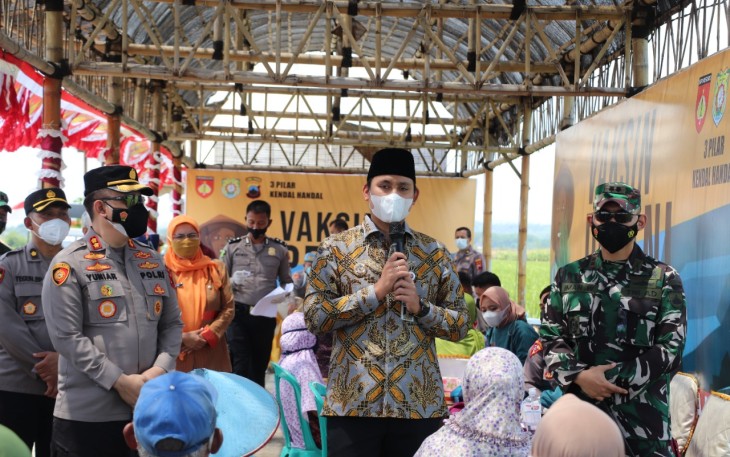 Bupati, Dandim serta Kapolres Kendal, AKBP Yuniar Ariefianto Saat Mengunjungi Vaksinasi Petani di desa Dempelrejo Kecamatan Ngampel