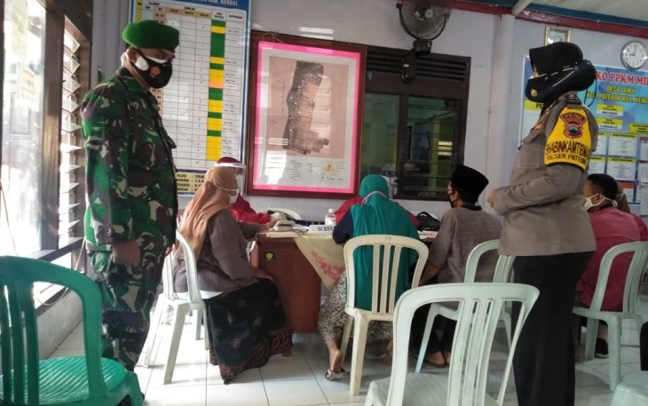BhabinKamtibmas Polsek Patebon Monitoring Kegiatan Vaksin di Desa Lanji