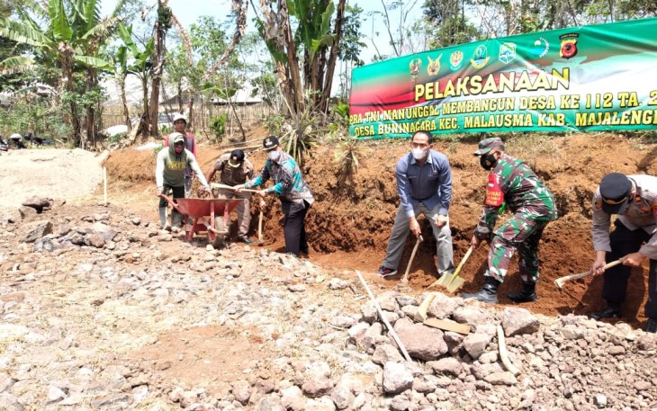 Peletakan batu pertama yang disaksikan oleh unsur Muspika Kecamatan Malausma bersama tokoh masyarakat, tokoh adat dan masyarakat setempat dalam program TMMD 112 Kodim 0617