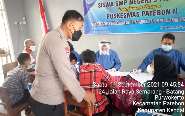 Kapolsek Patebon Beserta Anggotanya Melaksanakan Kegiatan Pengamanan dan monitoring pelaksanaan vaksinasi Covid-19 kepada siswa siswi SMK NU 4 patebon dan SMPN 3 Patebon di wilayah Kecamatan Patebon